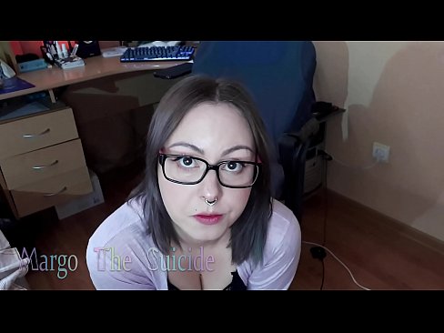 ❤️ Une fille sexy avec des lunettes suce profondément un gode devant la caméra ☑ Vidéo de baise at us